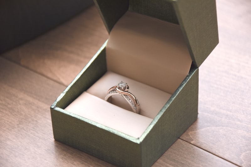 Anillo Toi et Moi Esmeralda-Diamante